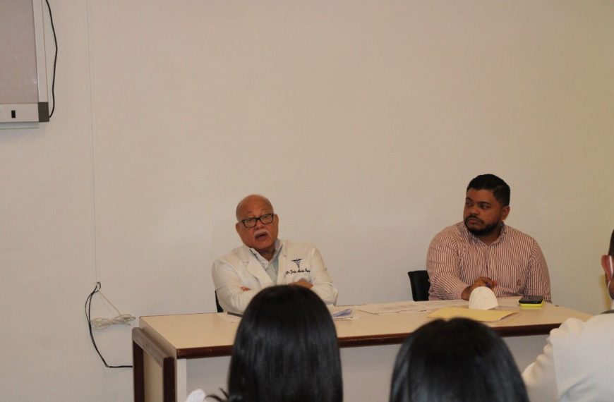 Director Hospital Goico encabeza jornada de trabajo con responsables áreas de dicho centro