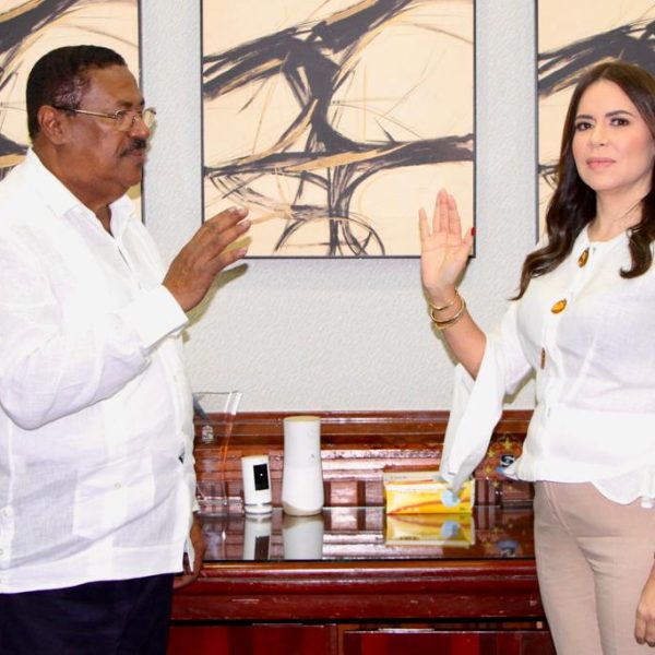 Director del SRSM juramenta nueva titular del Hospital Dr. Félix María Goico